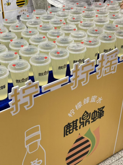 麒鼎蜂柠檬蜂蜜水陪伴朱孝天阳江开唱,用音乐与清爽致敬初心